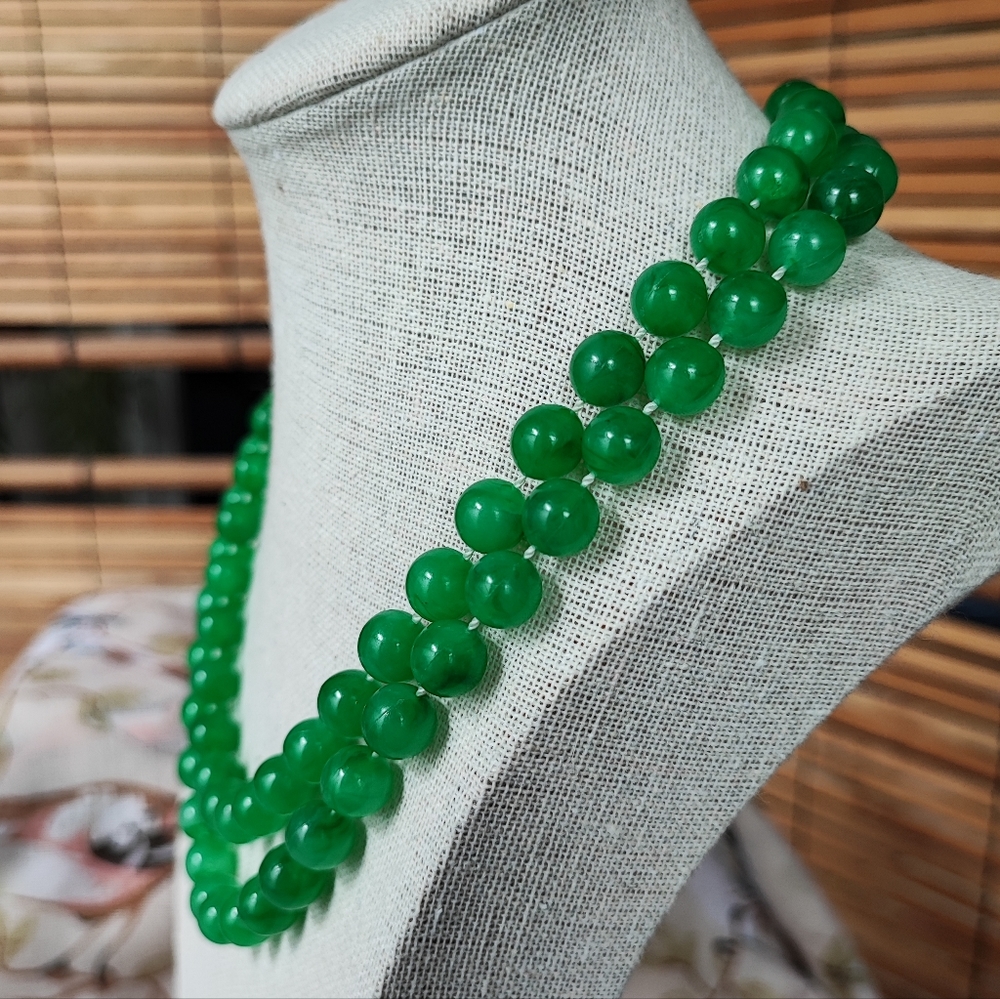 Kelly Green Hong Kong Plastic Bead Necklace Light Weight Vintage Jade Color - Picture 2 of 10